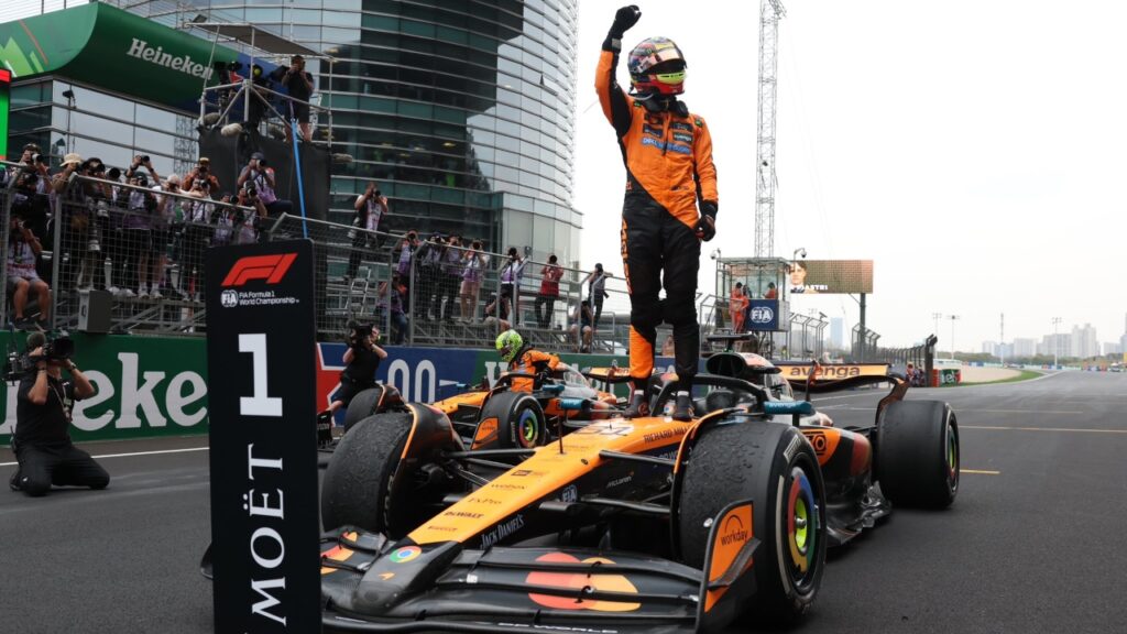 Oscar Piastri gana el GP de Bahréin 2025: Red Bull colapsa y Verstappen cae al tercer lugar del campeonato Oscar Piastri gana el GP de Bahréin 2025: Red Bull colapsa y Verstappen cae al tercer lugar del campeonato