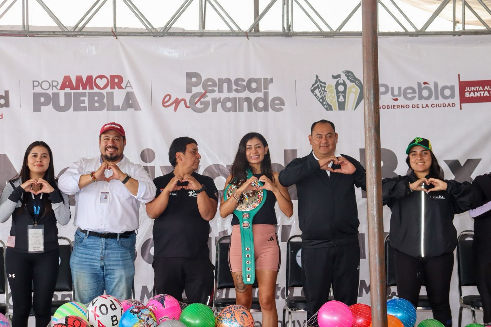 Gaby ‘La Bonita’ Sánchez impulsa activación física en Xonacatepec con clase de boxeo y mensajes de prevención. Gaby ‘La Bonita’ Sánchez impulsa activación física en Xonacatepec con clase de boxeo y mensajes de prevención.