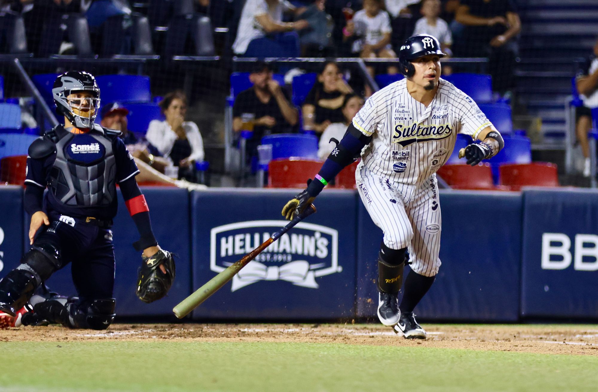Sultanes de Monterrey arrasa con Diablos Rojos y toma ventaja en la serie Sultanes de Monterrey arrasa con Diablos Rojos y toma ventaja en la serie