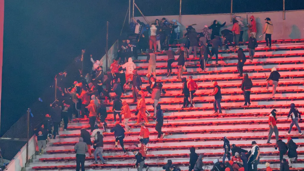 Más de 100 arrestados tras pelea en Independiente vs U. de Chile por Copa Sudamericana Más de 100 arrestados tras pelea en Independiente vs U. de Chile por Copa Sudamericana